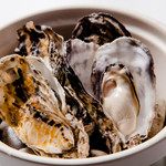 Oyster in the shell steamed in white wine (4 pieces)