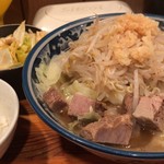 らーめん家 政 - めちゃくちゃ店混んでましたが
      今日は午後フリーなのでニンニクありのガッツリにしました
      うまうま