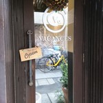 Kamakura Washoku Dainingu Vakansu - お店の入り口♪
      店内は入ってすぐにカウンターと一番奥にテーブル席があります。