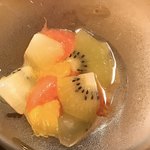 リストランテ コエン - 自家製サングリアの中のフルーツ