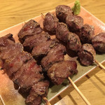 雑賀 - お帰りなさいセット¥1000(税別)の焼鳥2本。ただし２人前。