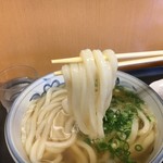 ふる里うどん  - 温うどんにしても硬さがあります
      主張してくる強さがある
      出汁もコイツに負けてない
      時間がたつと麺が出汁に馴染む
      やっぱりうまい！