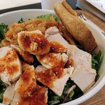 ウィズ グリーン - よだれ鶏と三色ナムルのピリ辛サラダ　オマケのパンがほの甘い（黒糖？）はちょっとニガテでしたが、サラダ自体はパリパリと新鮮で丁寧に作ってくださった印象です。ドレッシングもすごい種類でした。
