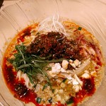 中村麺三郎商店 - 赤く見えるのが自家製の辛くない辣油、黄土色が自家製の芝麻醤、白はカシューナッツ、他茗荷の蜂蜜？漬、胡瓜の小さなダイスカット、花椒が少し香る挽肉、大葉、白髪葱、白胡麻。