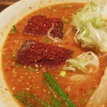 信長ラーメン - 角煮の上にレッドパウダー