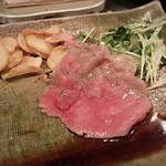 シャカ - 薄切りステーキにニンニクとカイワレ大根を巻いて