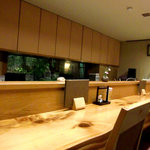 日本料理 桜楽 - ピクチャーウィンドウから坪庭が見えるカウンター