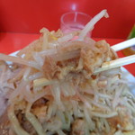 ラーメン二郎 - もやしと絡めて食べると旨いよ～