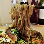 自然派中華 クイジン - よだれ鶏と無花果の冷麺和えそば 黒ごま麺　麺リフト