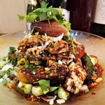 自然派中華 クイジン - よだれ鶏と無花果の冷麺和えそば 黒ごま麺 側面