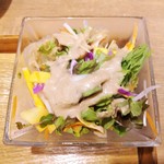 自然派中華 クイジン - ランチ共通　サラダ 淡路産玉葱とゴマドレッシング