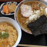 田山ドライブイン - 玉子丼＆ラーメン。海苔が残念・・