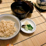 日本料理 桜楽 - ＜8月夜＞生姜ごはん、赤出汁、漬物