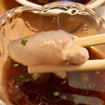 魚市場 小松 - ハギの身で肝をくるんでポン酢で食す