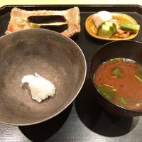 じき 宮ざわ - ご飯、赤だし、香物