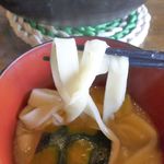 Koushuu Houtou Kanjukuya - ほうとうは太く腰があって、味噌と出汁の旨味が効いた汁とマッチ！具はアツアツな野菜、ジューシーな鶏肉が入ってボリューム満点！