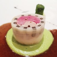 レ セゾン - 仔鳩とフォワグラのバロティーヌ
                トリュフ風味を葱のピュレに重ねて 緑をまぶした腿肉の小さなパテ　　12,800円