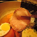 亜李蘭別邸 - チャーシューは豚ロース肉で、歯応えやわらか。 　味は主張控えめで、大人しいハムのような肉味。