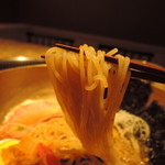 亜李蘭別邸 - 麺は中麺ストレート丸麺 　高加水率で、半透明部があり、韓国麺っぽいよ。咀嚼を跳ね返すバインバインボディ 　細身なのに力強く、顎のエクササイズになる