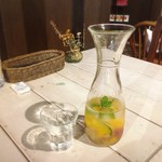 アインソフ ジャーニー - お冷(果物やハーブが浸っており、デトックスウォーターになっています)