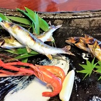 飴源 - 鮎の塩焼き、飴焼き、川エビの塩焼き。