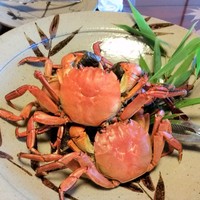 飴源 - 津蟹の姿煮。雄・雌。お皿は太郎右衛門ですね。