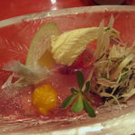 草喰 なかひがし - 8月鯉の洗い、赤紫蘇ジュレ、茗荷、梅、花オクラなど