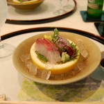 お造り　器がグレープフルーツです