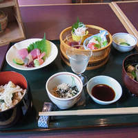 かなざわ石亭 - 一皿目のお刺身をセットして撮影。豪華な昼食