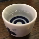 ぽんしゅ館 - おちょこでいただく日本酒は格別の美味しさ。