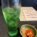 焼肉せんりゅう - メロンソーダ/¥100＋税とセットの漬物(カクテキ)
