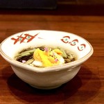 鳥田中 - お通し・能登産岩海雲と秋田産蓴菜酢に利尻産雲丹を乗せて