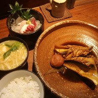 ろっこん - お造りの小鉢やみそ汁、お代わりOKのご飯付き、煮魚御膳1,100円
