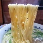 自然派中華 クイジン - さっぱり､蒸し鶏塩ラーメン　麺リフト