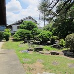 神社そば　村の下 - 早速駐車場に車を止めて綺麗なお庭を眼の前にする一軒家のお店に入店してみました。