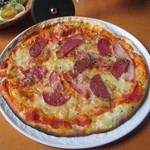 エル・バローロ - サラミとベーコンのピザ