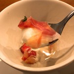 アノニム - モッツァレラチーズのムースと桃と生ハム