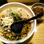 らー油肉つけうどんの南哲 - 追い肉(２５０円)＝牛バラ肉の甘辛煮も付けてみました。下の方に見えるネバネバ野菜は、茄子、オクラ、胡瓜、生姜、昆布。上に見えるシャキシャキ野菜は赤玉葱、三つ葉、茗荷、大葉、白葱。白っぽいのが揚げ。