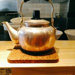 らー油肉つけうどんの南哲 - うどん湯＝うどんの茹で汁は小さなやかんでの提供。