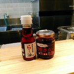 らー油肉つけうどんの南哲 - お店に置いてある風味重視のらー油と激辛の火吹きらー油も発売されました。火吹きらー油６００円、辛くないらー油が５００円で、セットなら１００円引の１０００円。