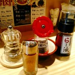 らー油肉つけうどんの南哲 - 一味、胡椒、白胡麻を黒くなるまで煎ったもの、風味重視のらー油。