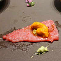 USHIGORO S. GINZA - フィレミニョンのお刺身 北海道根室産バフンウニを添えて