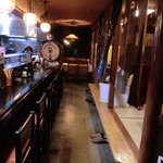 遊水 - 左にカウンター席、右に小上がり座敷、奥にテーブル席