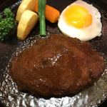 三栗 - 鉄板ハンバーグ、デミグラスソース