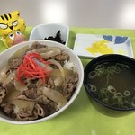 姫路警察署　署員食堂　厨房「アントレ」 - 牛丼500円（税込）　※小鉢2個、味噌汁付き