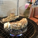 かき小屋 - 牡蠣結構大きいのです。牡蠣は熱くなると汁が飛ぶことがあるので置く向きを丁寧に教えていただけます。