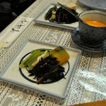 おでん専門店 べんがらや - お通しはお皿によって違いがある