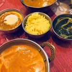 インド＆タイ料理専門店 Surya Royal Garden - アレとコレと、、と色々試したカレー。ノーマルのチキンですらおいしかった
