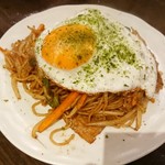 飲んべぇ食堂 らくだ屋 - 焼きそば目玉焼きのっけ