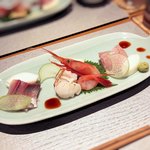 日々魚数寄 東木 - 黒目鯛、と白目鯛、水ダコに甘えび …
      「あしらい」に水茄子と瓜